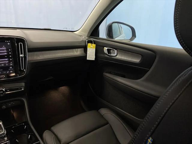 2026 Volvo XC40 Plus, B5 AWD Gas (mild hybrid), Dark