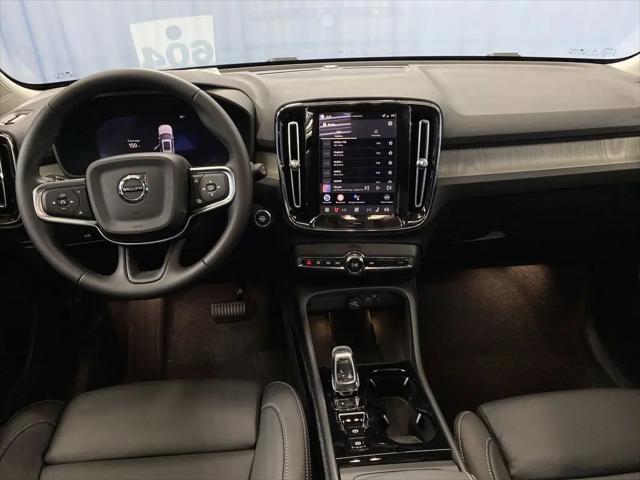2026 Volvo XC40 Plus, B5 AWD Gas (mild hybrid), Dark
