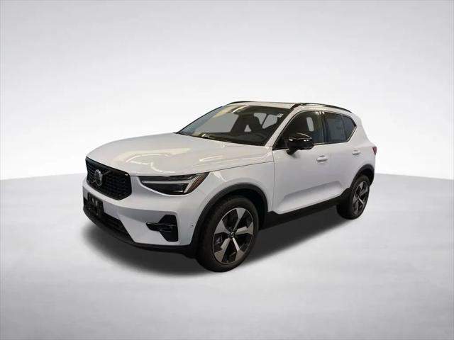 2026 Volvo XC40 Plus, B5 AWD Gas (mild hybrid), Dark