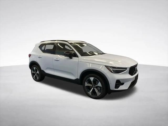2026 Volvo XC40 Plus, B5 AWD Gas (mild hybrid), Dark