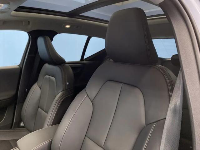2026 Volvo XC40 Plus, B5 AWD Gas (mild hybrid), Dark
