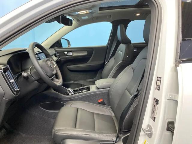 2026 Volvo XC40 Plus, B5 AWD Gas (mild hybrid), Dark