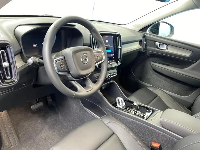 2026 Volvo XC40 Plus, B5 AWD Gas (mild hybrid), Dark