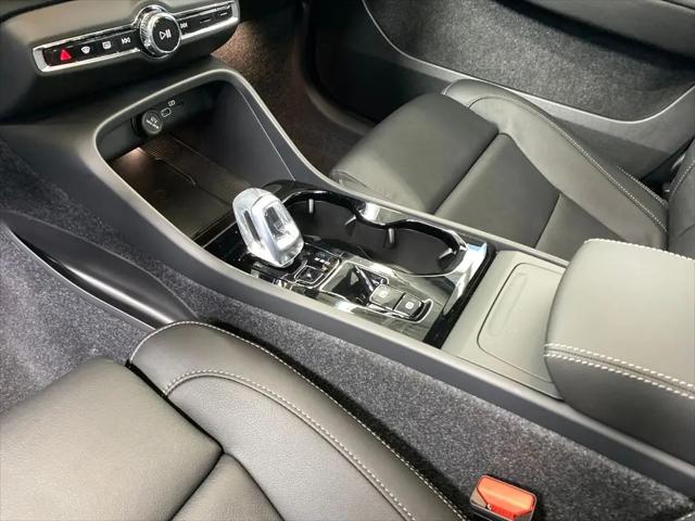 2026 Volvo XC40 Plus, B5 AWD Gas (mild hybrid), Dark