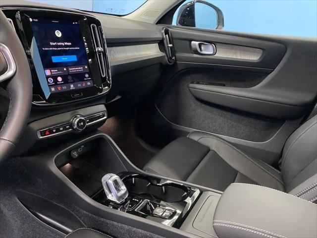 2026 Volvo XC40 Plus, B5 AWD Gas (mild hybrid), Dark