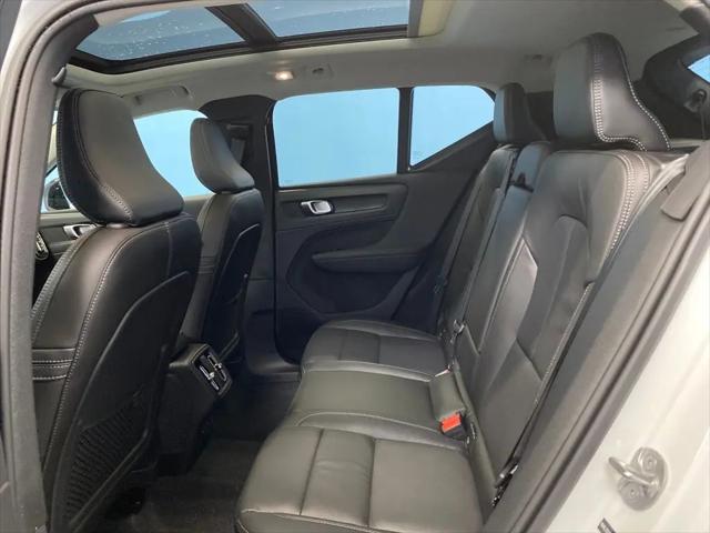 2026 Volvo XC40 Plus, B5 AWD Gas (mild hybrid), Dark