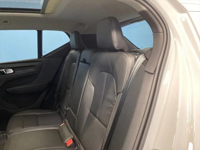 2026 Volvo XC40 Plus, B5 AWD Gas (mild hybrid), Dark
