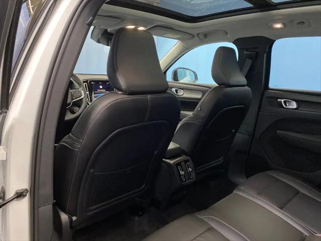 2026 Volvo XC40 Plus, B5 AWD Gas (mild hybrid), Dark