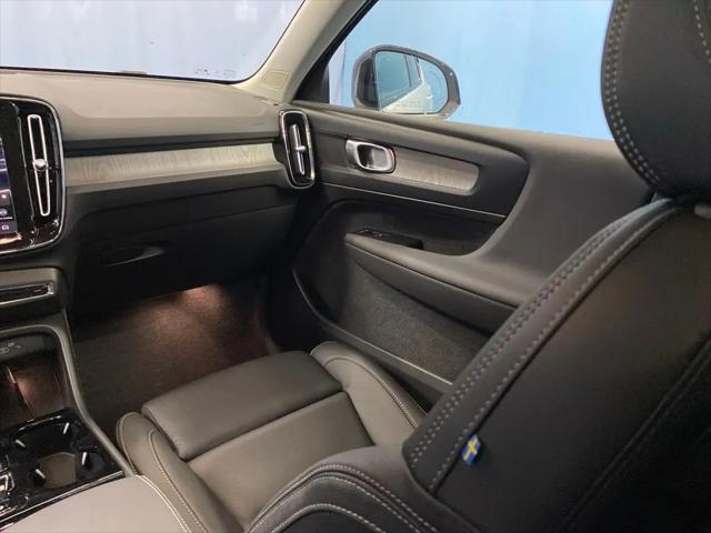2026 Volvo XC40 Plus, B5 AWD Gas (mild hybrid), Dark