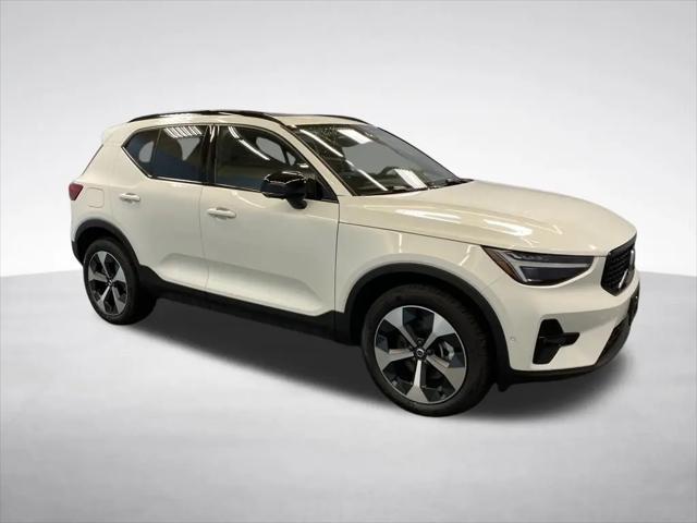 2026 Volvo XC40 Plus, B5 AWD Gas (mild hybrid), Dark