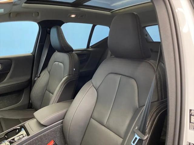 2026 Volvo XC40 Plus, B5 AWD Gas (mild hybrid), Dark