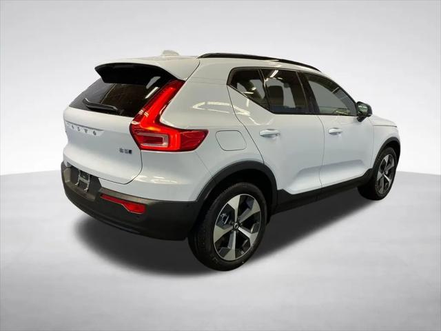2026 Volvo XC40 Plus, B5 AWD Gas (mild hybrid), Dark