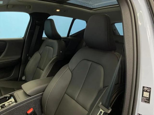 2026 Volvo XC40 Plus, B5 AWD Gas (mild hybrid), Dark