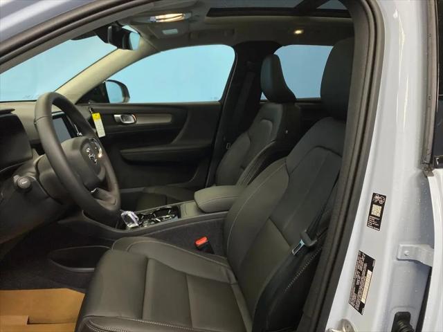 2026 Volvo XC40 Plus, B5 AWD Gas (mild hybrid), Dark