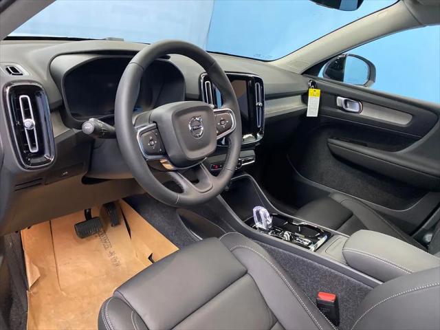 2026 Volvo XC40 Plus, B5 AWD Gas (mild hybrid), Dark