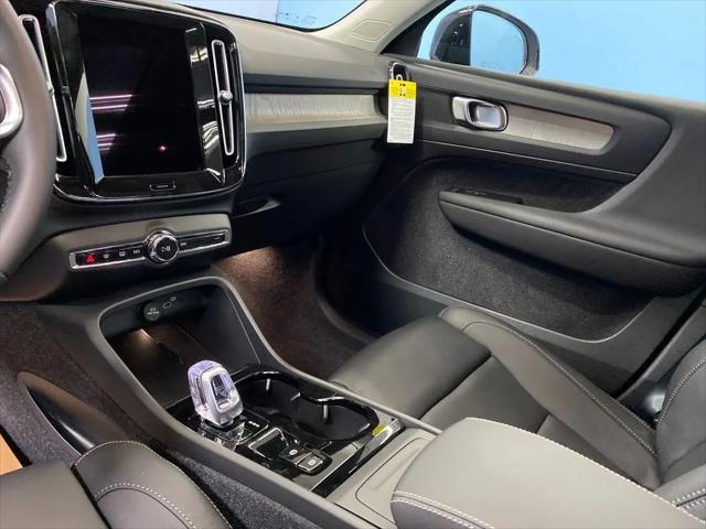 2026 Volvo XC40 Plus, B5 AWD Gas (mild hybrid), Dark