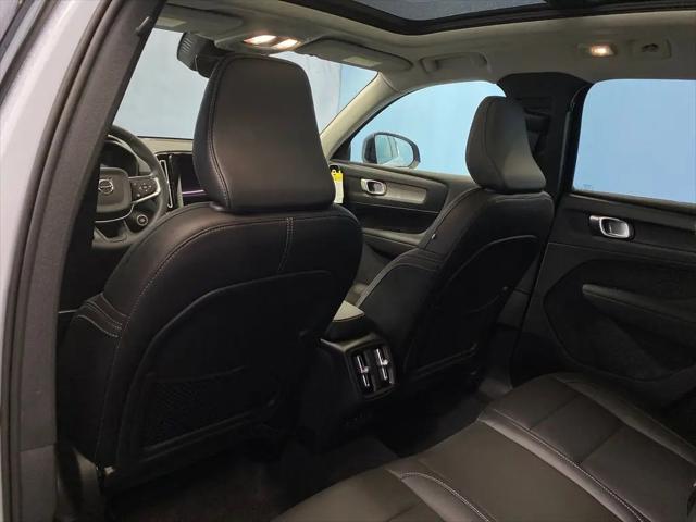 2026 Volvo XC40 Plus, B5 AWD Gas (mild hybrid), Dark