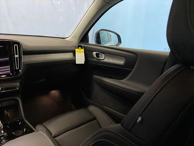 2026 Volvo XC40 Plus, B5 AWD Gas (mild hybrid), Dark