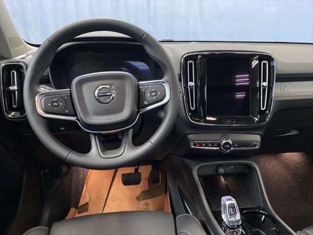 2026 Volvo XC40 Plus, B5 AWD Gas (mild hybrid), Dark