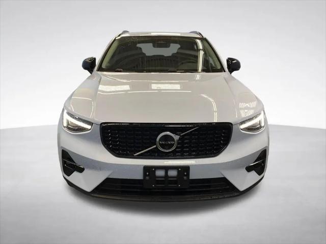 2026 Volvo XC40 Plus, B5 AWD Gas (mild hybrid), Dark