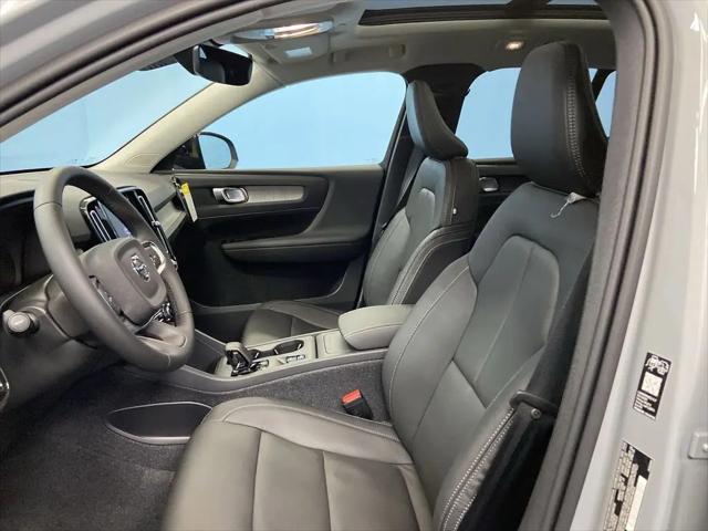 2026 Volvo XC40 Core, B5 AWD Gas (mild hybrid), Dark