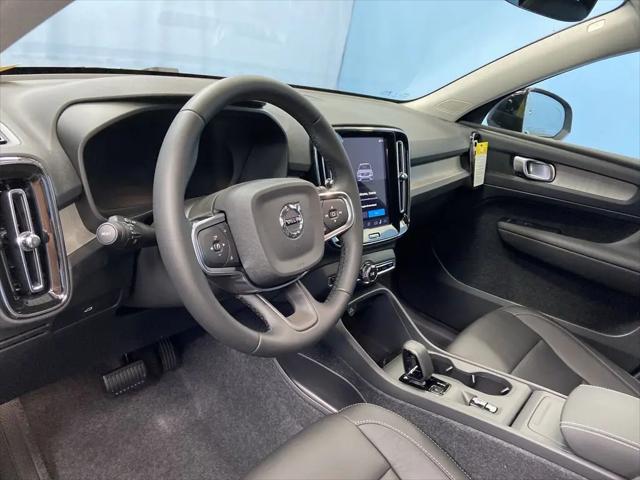 2026 Volvo XC40 Core, B5 AWD Gas (mild hybrid), Dark
