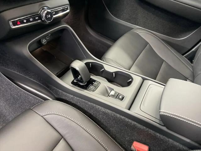 2026 Volvo XC40 Core, B5 AWD Gas (mild hybrid), Dark