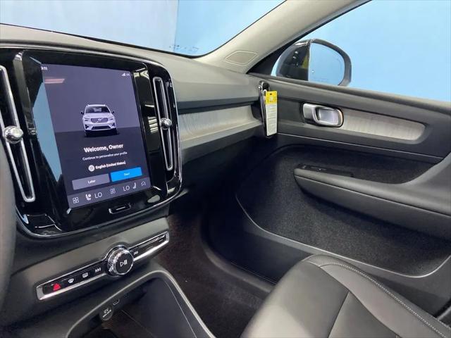 2026 Volvo XC40 Core, B5 AWD Gas (mild hybrid), Dark