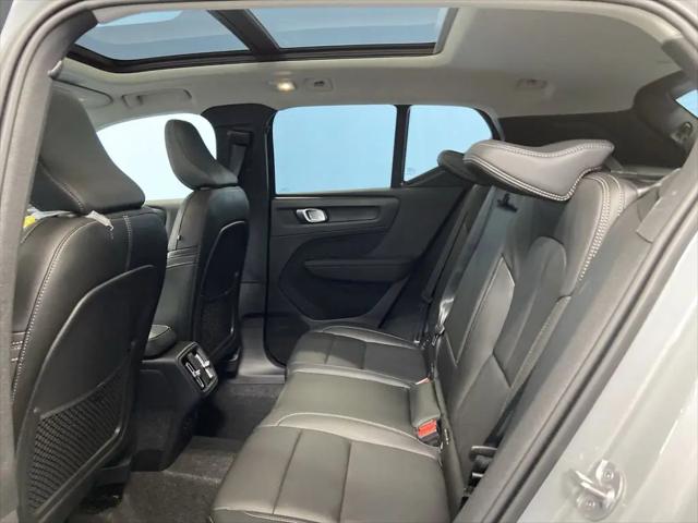 2026 Volvo XC40 Core, B5 AWD Gas (mild hybrid), Dark