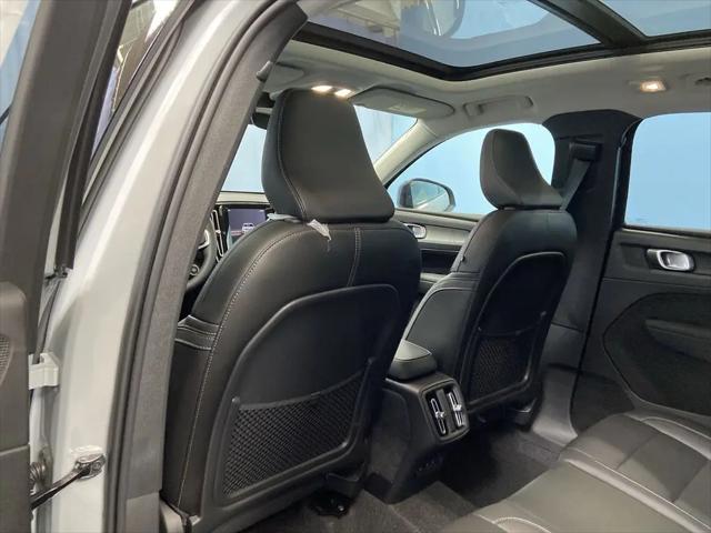 2026 Volvo XC40 Core, B5 AWD Gas (mild hybrid), Dark
