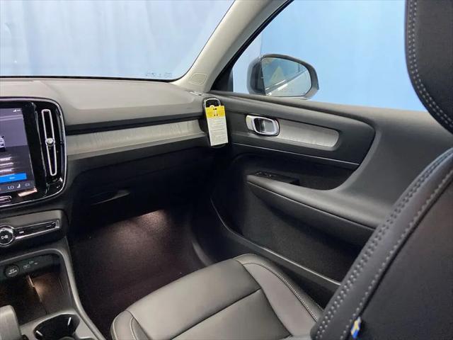 2026 Volvo XC40 Core, B5 AWD Gas (mild hybrid), Dark