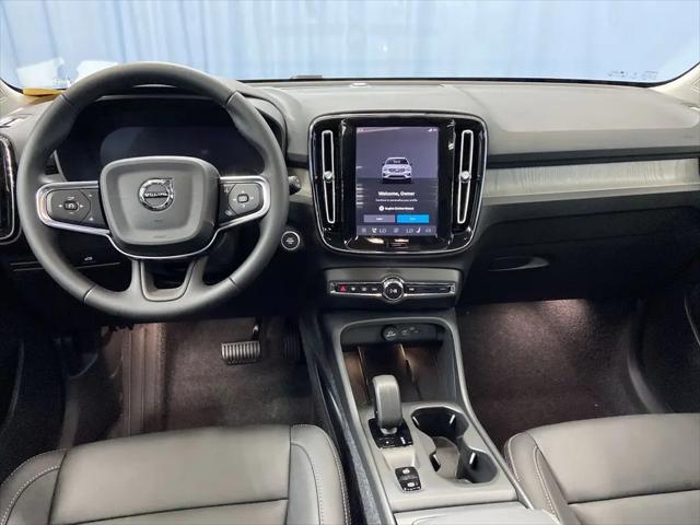 2026 Volvo XC40 Core, B5 AWD Gas (mild hybrid), Dark