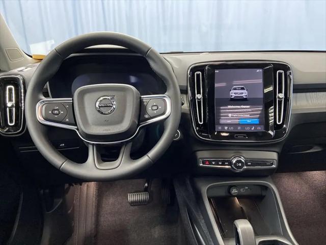 2026 Volvo XC40 Core, B5 AWD Gas (mild hybrid), Dark