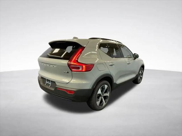 2026 Volvo XC40 Core, B5 AWD Gas (mild hybrid), Dark