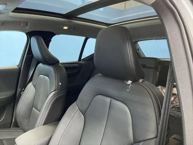 2026 Volvo XC40 Core, B5 AWD Gas (mild hybrid), Dark
