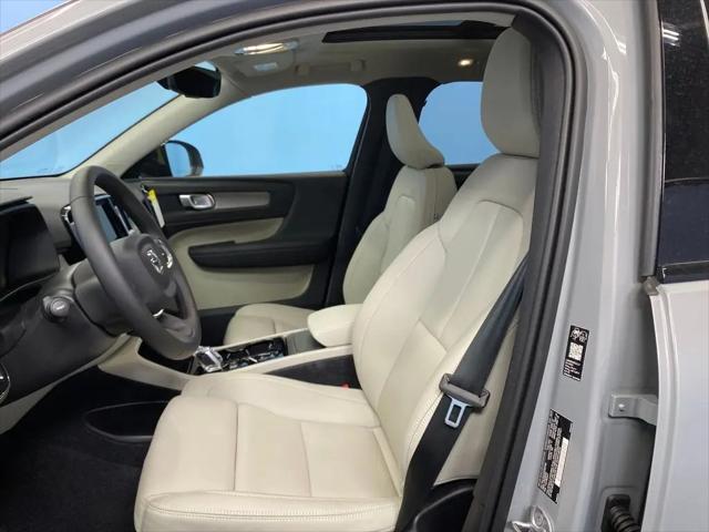 2026 Volvo XC40 Plus, B5 AWD Gas (mild hybrid), Dark