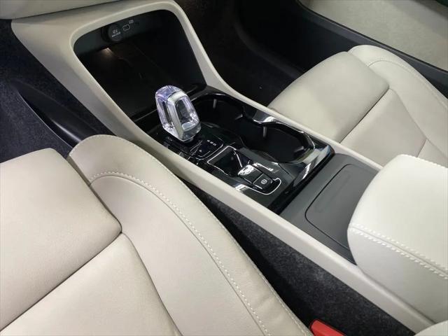 2026 Volvo XC40 Plus, B5 AWD Gas (mild hybrid), Dark
