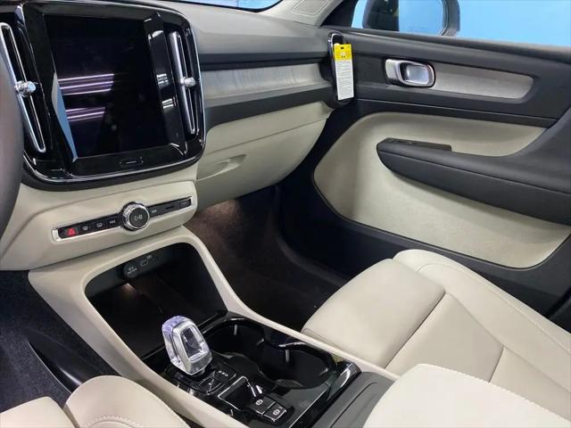 2026 Volvo XC40 Plus, B5 AWD Gas (mild hybrid), Dark