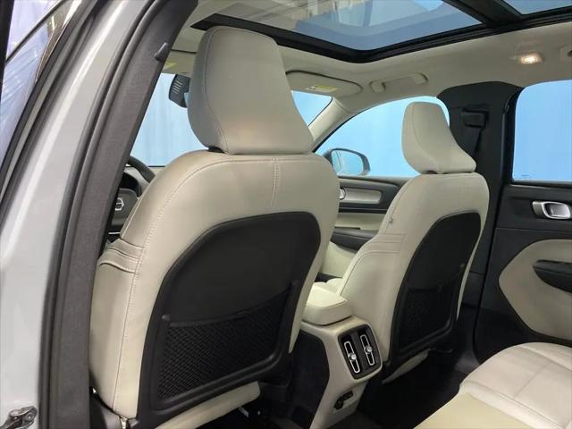 2026 Volvo XC40 Plus, B5 AWD Gas (mild hybrid), Dark