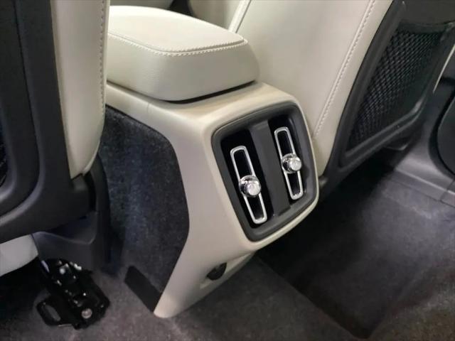 2026 Volvo XC40 Plus, B5 AWD Gas (mild hybrid), Dark