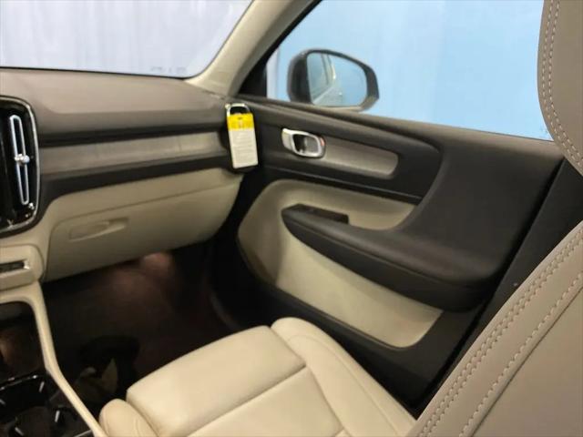 2026 Volvo XC40 Plus, B5 AWD Gas (mild hybrid), Dark