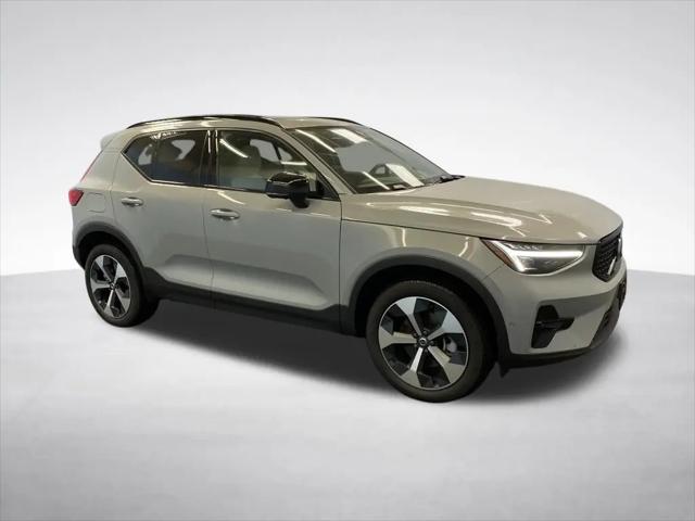 2026 Volvo XC40 Plus, B5 AWD Gas (mild hybrid), Dark