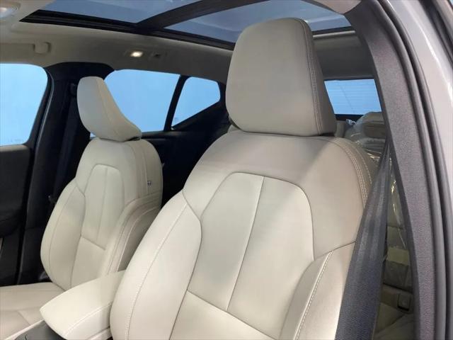 2026 Volvo XC40 Plus, B5 AWD Gas (mild hybrid), Dark