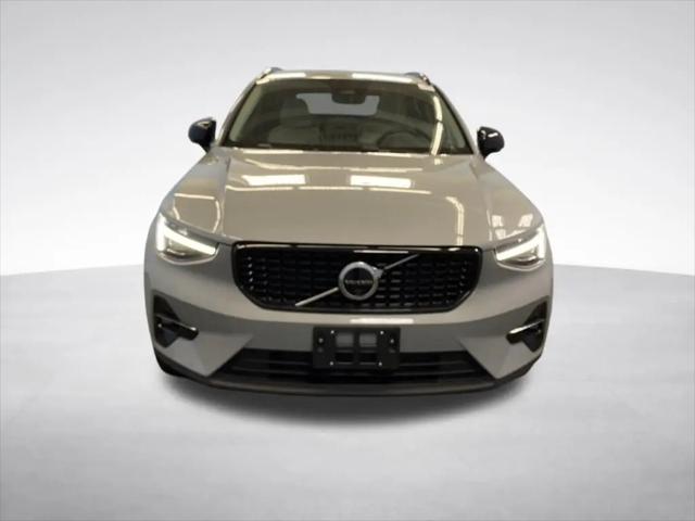 2026 Volvo XC40 Plus, B5 AWD Gas (mild hybrid), Dark