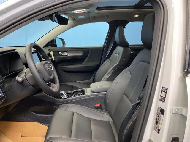 2026 Volvo XC40 Plus, B5 AWD Gas (mild hybrid), Dark