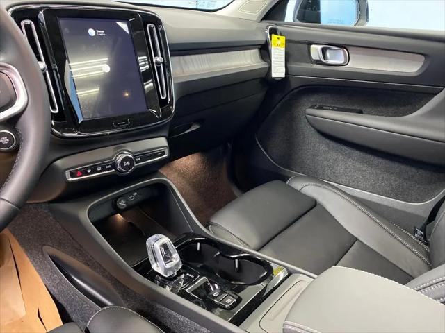 2026 Volvo XC40 Plus, B5 AWD Gas (mild hybrid), Dark
