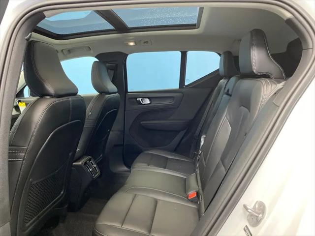 2026 Volvo XC40 Plus, B5 AWD Gas (mild hybrid), Dark