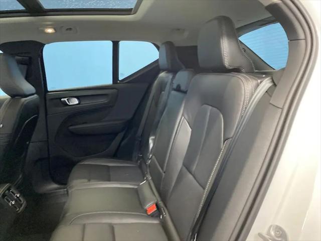 2026 Volvo XC40 Plus, B5 AWD Gas (mild hybrid), Dark