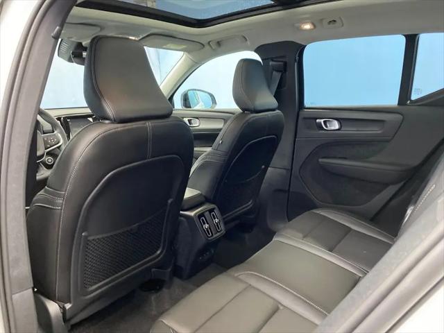 2026 Volvo XC40 Plus, B5 AWD Gas (mild hybrid), Dark
