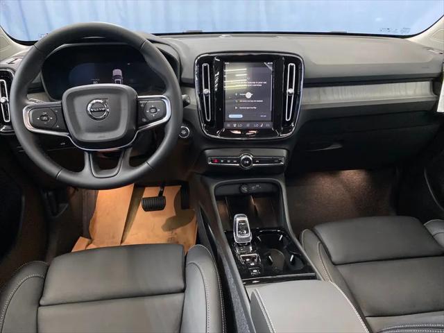 2026 Volvo XC40 Plus, B5 AWD Gas (mild hybrid), Dark